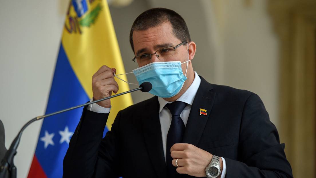 Arreaza calificó de “cínicos” a los venezolanos que exigen vacunas ya