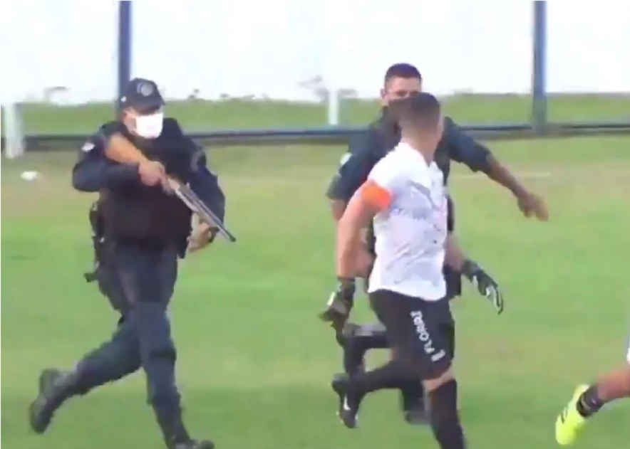 ¡Insólito! Policía le disparó a un jugador de fútbol brasileño en medio de un partido (VIDEO)