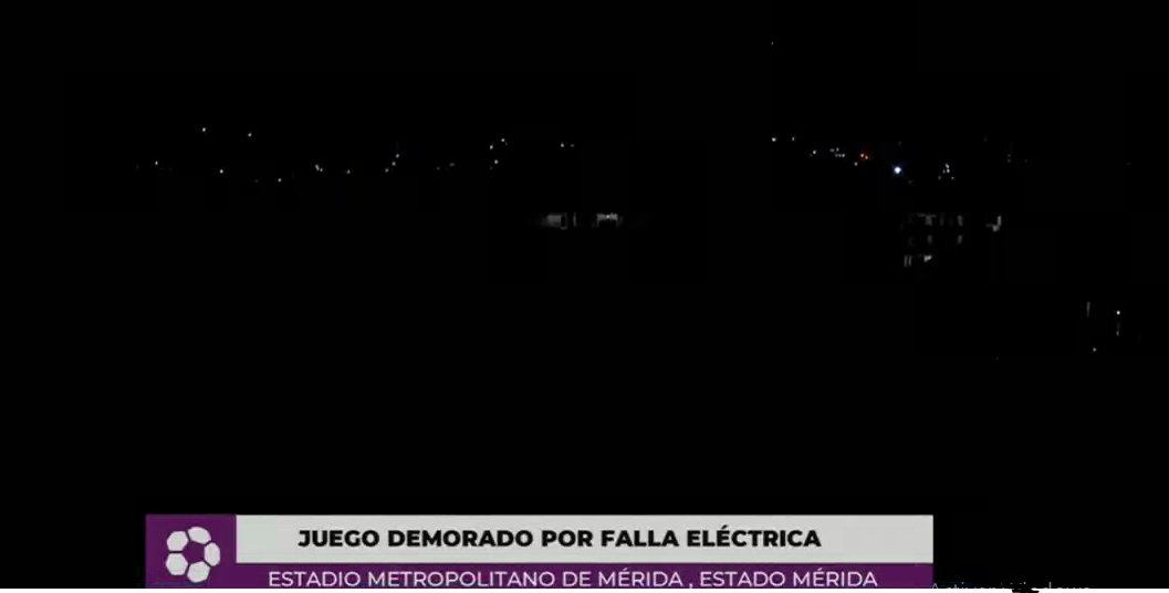 ¡Insólito! Trueno dejó sin luz por momentos el juego entre Estudiantes de Mérida y Trujillanos (Fotos)