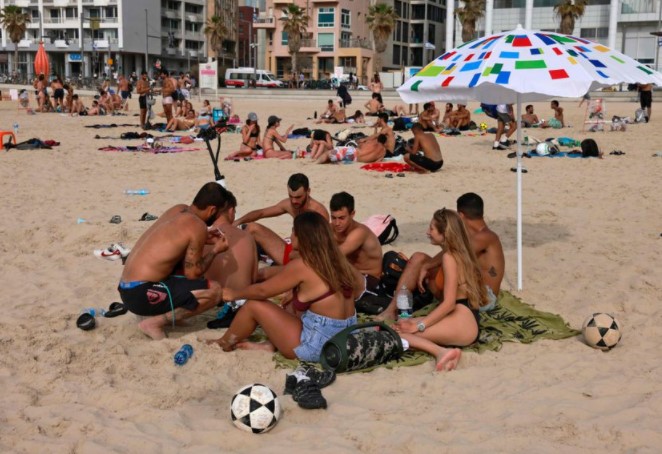 Con clases presenciales y playas llenas, Israel disfruta a pleno su nueva normalidad