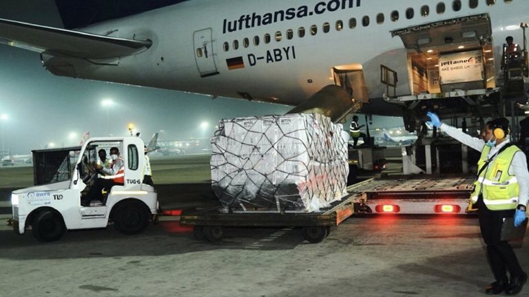 Llegaron a India los primeros cargamentos de ayuda internacional tras el colapso provocado por el Covid-19