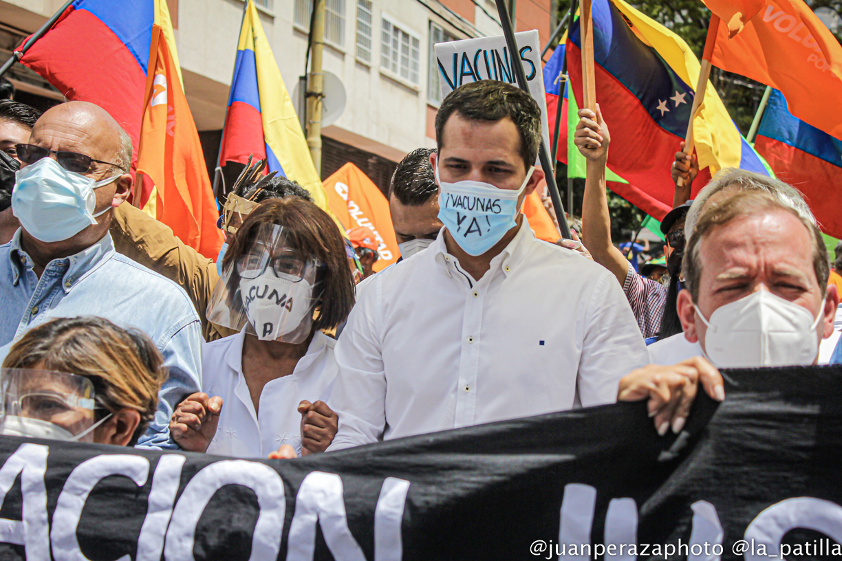 Un minuto de silencio y exigencia de vacunas para los venezolanos: La denuncia de Guaidó (VIDEO)