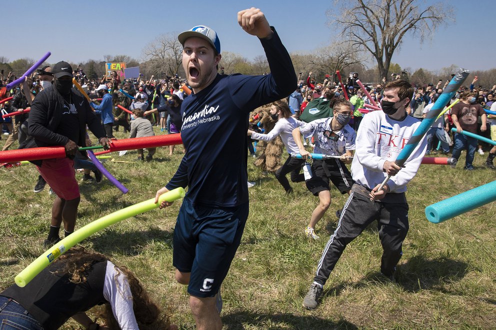 El duelo VIRAL: La insólita pelea por el nombre de “Josh” atrajo a una multitud a un parque de Nebraska (Fotos)