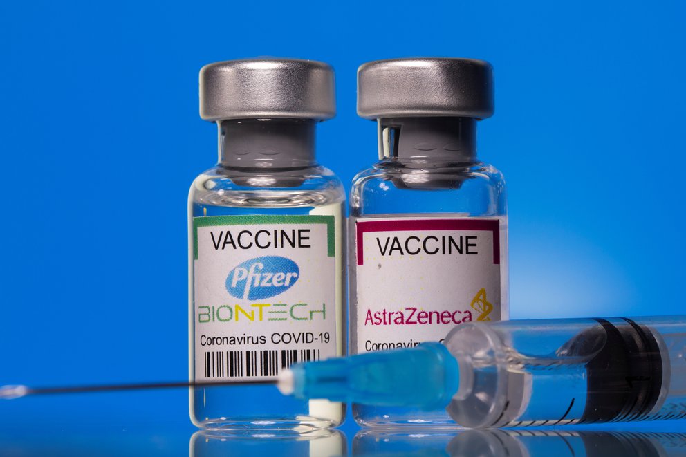 Vacunas de Pfizer y AstraZeneca son eficaces contra la variante india, según estudio