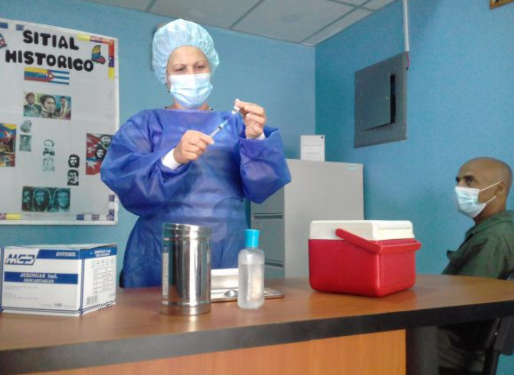Régimen de Maduro vacunó más del 95% de los “médicos cubanos” en Venezuela