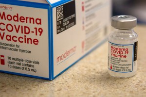 FDA permitirá que Moderna agregue más dosis de vacunas contra el Covid-19