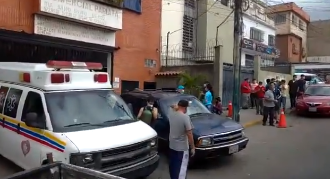 Así está la cola para recarga de oxígeno en un local de Caracas #6Abr (VIDEO)
