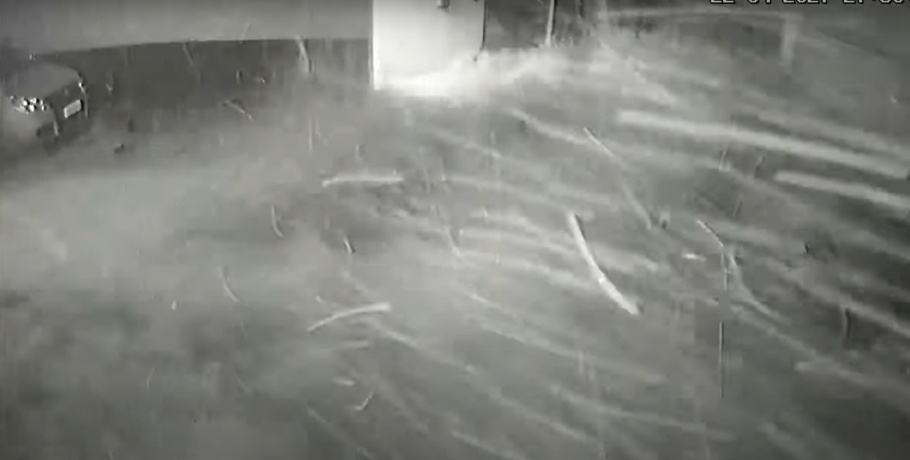 El aterrador momento en que la piscina de un edificio en Brasil cae sobre un estacionamiento (VIDEO)
