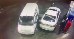 VIRAL: Roció combustible a criminales para frustrar el robo de su vehículo en Chile (Video)