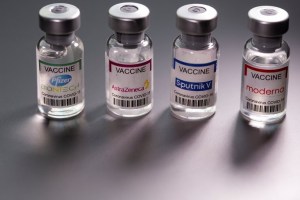Expertos investigan la posibilidad de combinar dos vacunas distintas ante escasez de dosis
