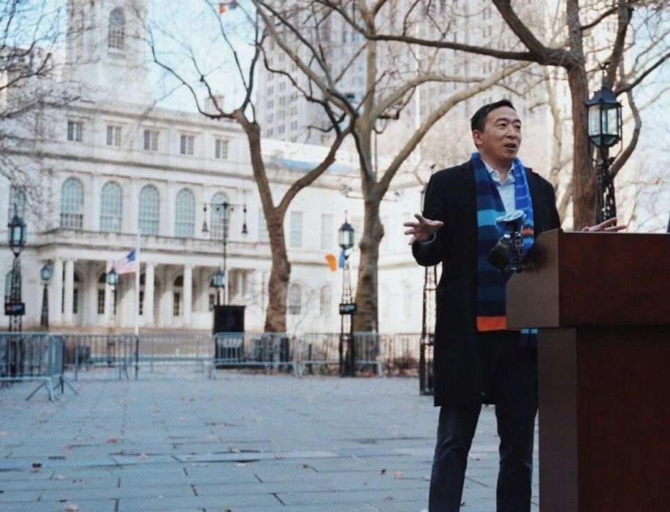 Andrew Yang sigue liderando encuestas a la alcaldía de Nueva York