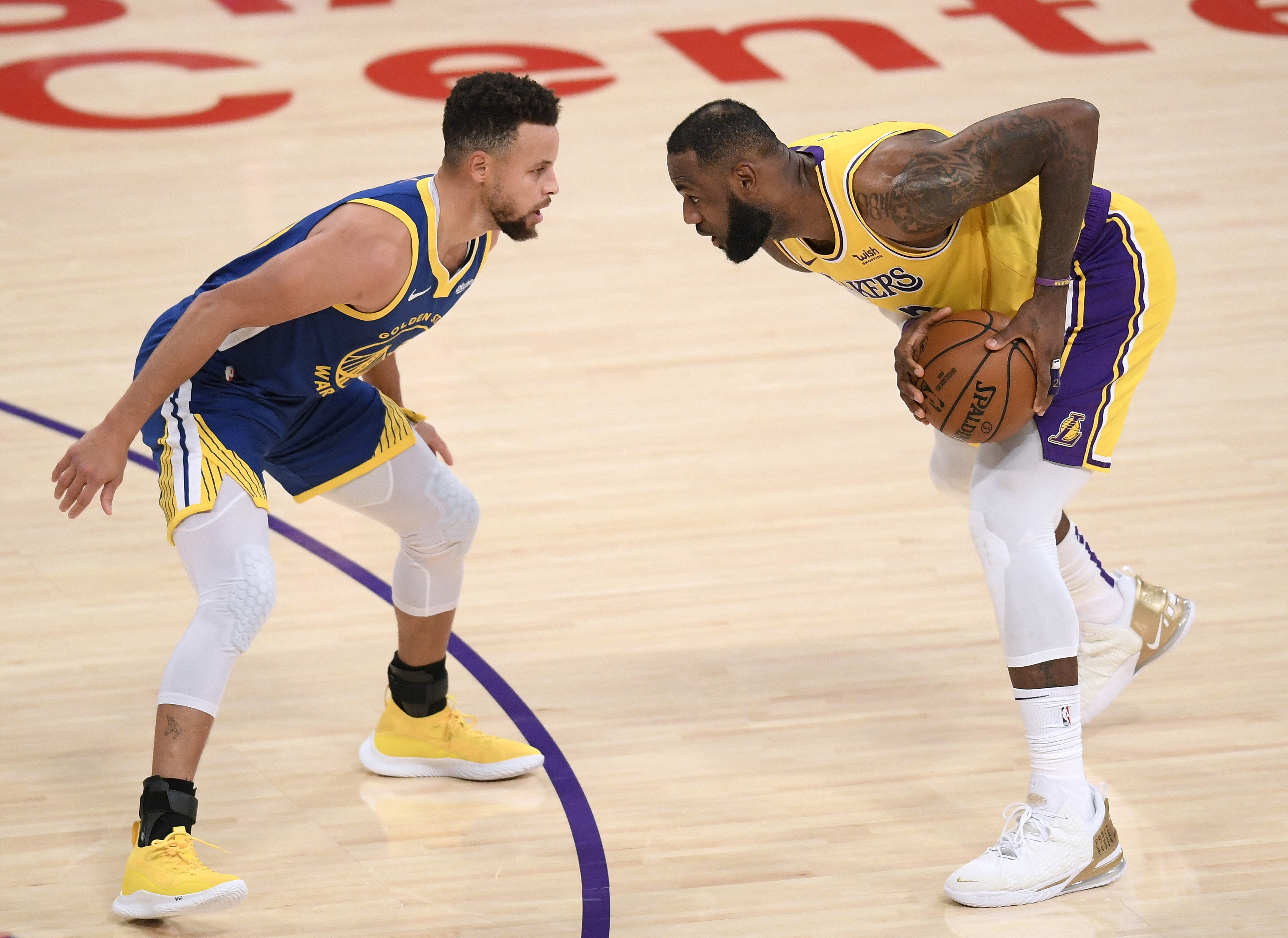 LeBron contra Curry, duelo legendario por un boleto a los playoffs de NBA