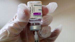 Estudio liga trombosis en mujeres de más de 60 con la vacuna de AstraZeneca