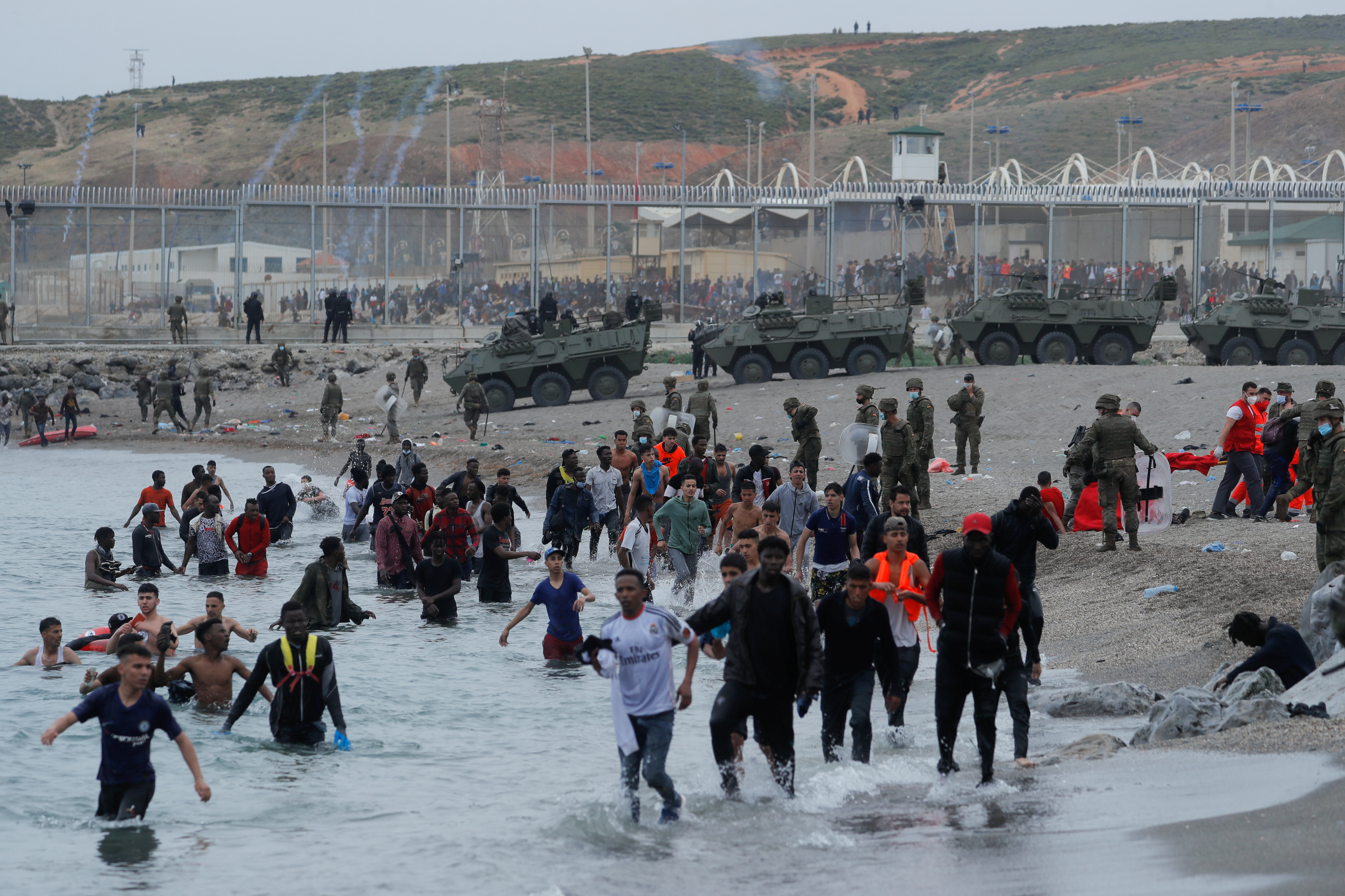 España acusa a Marruecos de “agresión” y “chantaje” por la llegada masiva de inmigrantes a Ceuta
