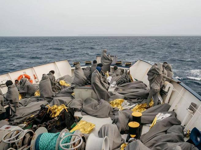 Al menos seis personas murieron al naufragar un bote frente a la costa de Libia
