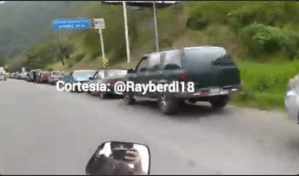 ¡Kilométrica! En Caricuao, conductores hacen largas colas para surtir combustible #3May (VIDEO)