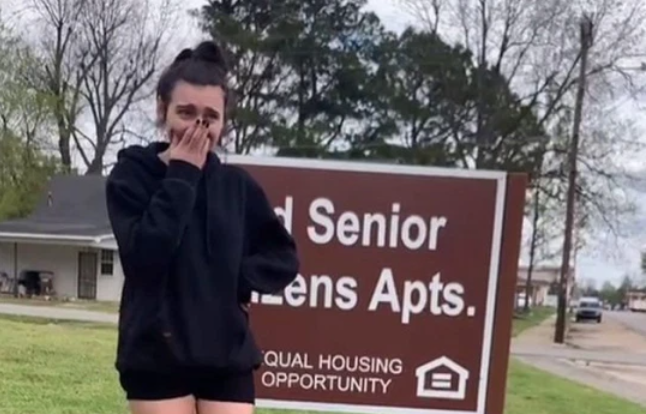 Una adolescente se mudó a una aldea de jubilados en EEUU tras firmar el contrato sin ver la propiedad (VIDEO)