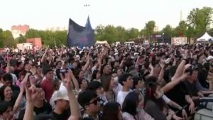 Wuhan dejó atrás el Covid-19: Miles de personas sin mascarilla ni distancia en un festival de música
