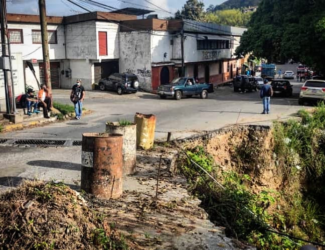 Al menos 15 mil habitantes en riesgo por abandono de su vía principal en Gavilán, El Hatillo (Fotos)