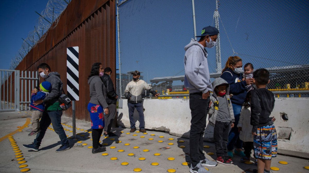 Gobierno de Biden procesará 250 casos diarios de asilo en las fronteras