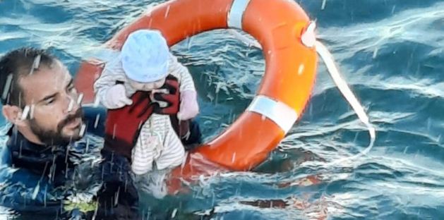 FOTO: Guardia Civil de España rescata a bebé en Ceuta tras arribo de migrantes