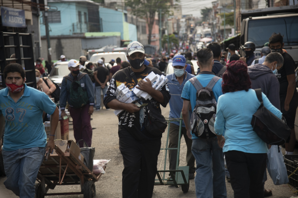 Bloomberg: Irregularidades en las importaciones asfixian a la tabacalera más antigua de Venezuela