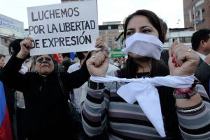 Periodistas en Ecuador rechazan los ataques que han sufrido por denunciar la corrupción en el país
