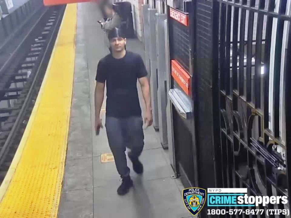 Arrestaron a un hombre por generar una golpiza en el metro de Nueva York (Video)