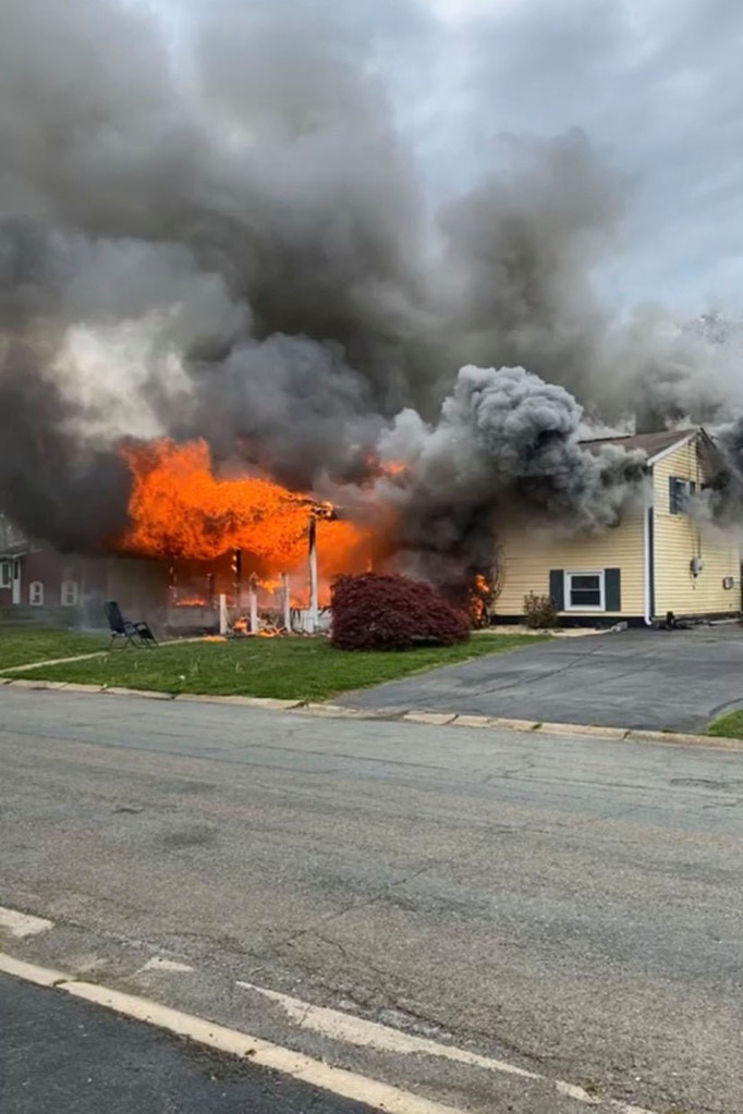 Atroz crimen en EEUU: Incendió su casa con alguien adentro y se sentó a ver en su jardín (VIDEO)