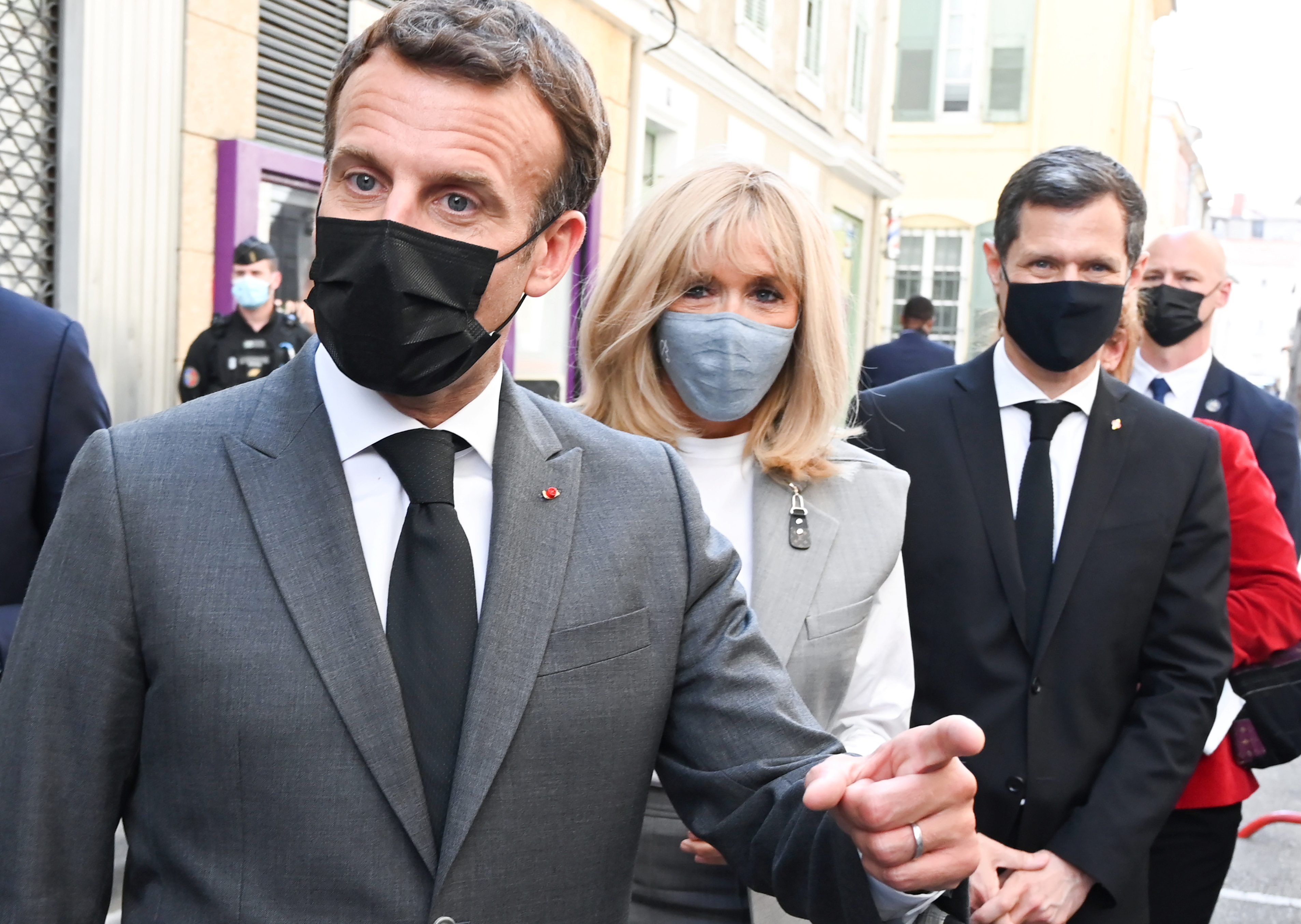 Esposa de presidente de Francia denuncia a dos mujeres por rumores sobre su sexo
