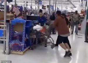 Dejó inconsciente de un puñetazo al cliente de una tienda en EEUU tras escupirle la cara (VIDEO)
