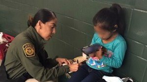 Hallaron a una niña migrante de cinco años abandonada cerca del muro fronterizo en EEUU (VIDEO)
