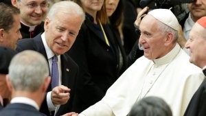 Obispos católicos conservadores quieren negarle la comunión a Biden por apoyar el derecho al aborto