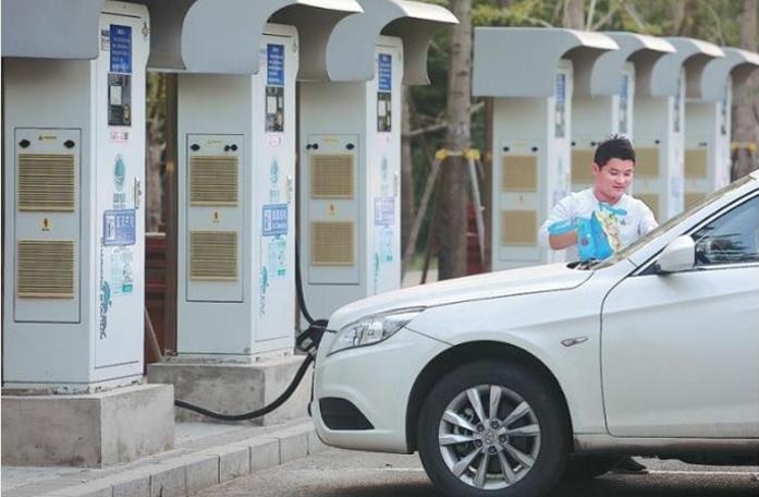La refinadora petrolera china Sinopec entra en el negocio de los vehículos eléctricos