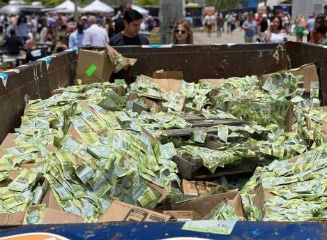 Lotes de billetes venezolanos fueron arrojados a la basura en la conferencia de bitcoin en Miami (VIDEOS)