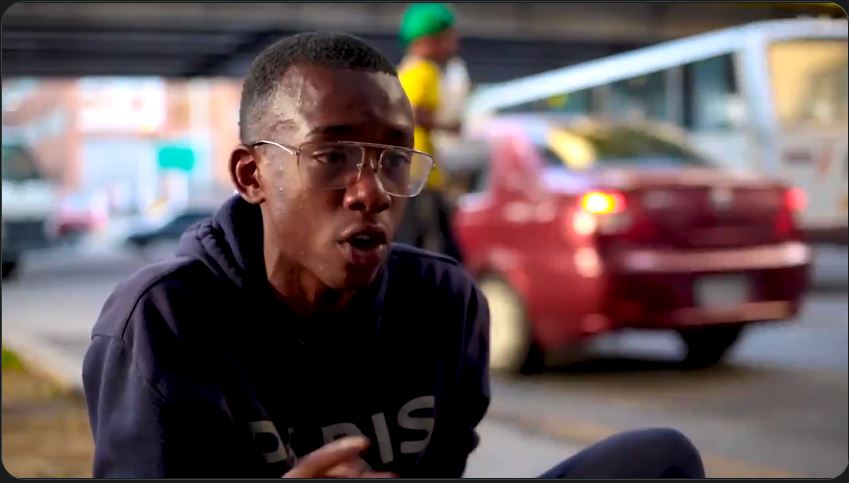 La emotiva historia del adolescente caraqueño que trabaja limpiando carros para comer (Video)
