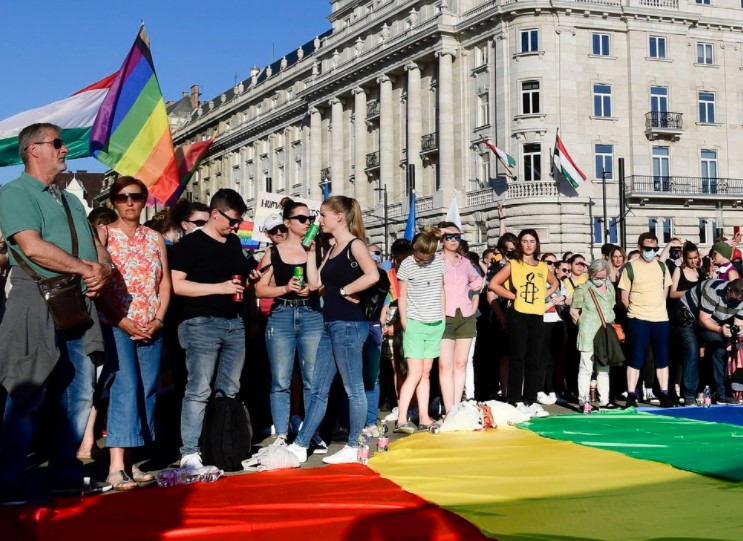 El parlamento húngaro prohibió hablar de homosexualidad en las escuelas y en la TV