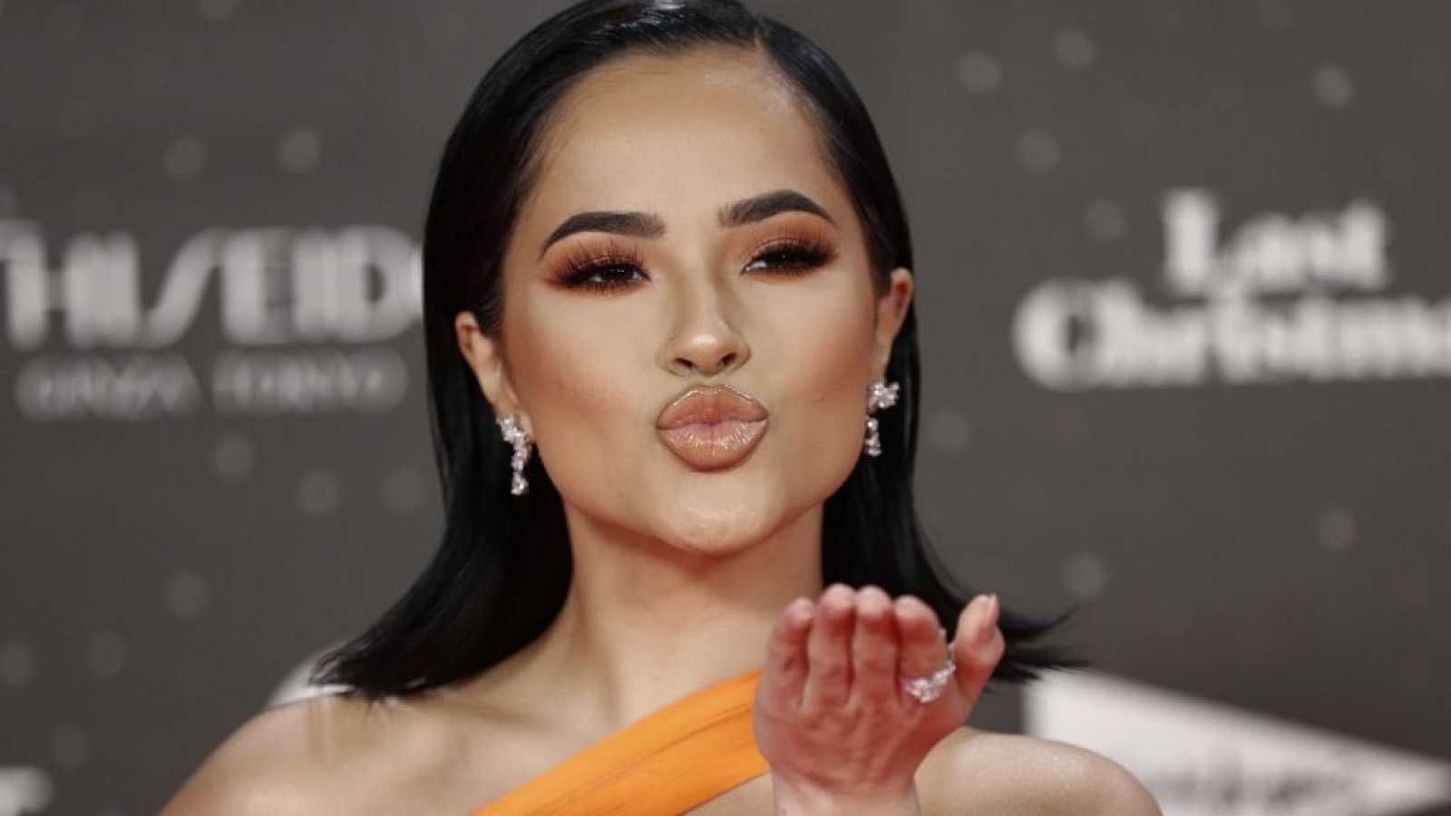 Becky G anunció el lanzamiento de su línea de maquillaje