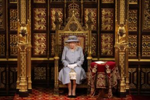 La drástica decisión de Isabel II que rompería uno de los principios de su reinado