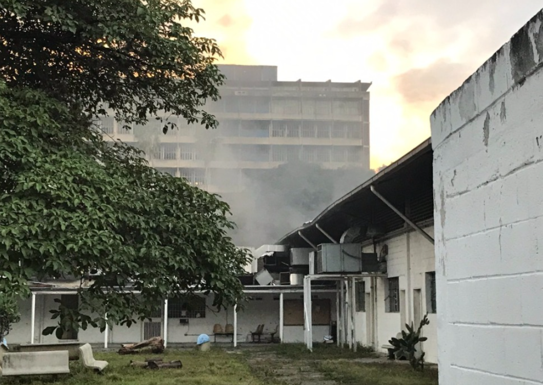 Dramático incendio se desató dentro de las instalaciones de la UCV (Imágenes)