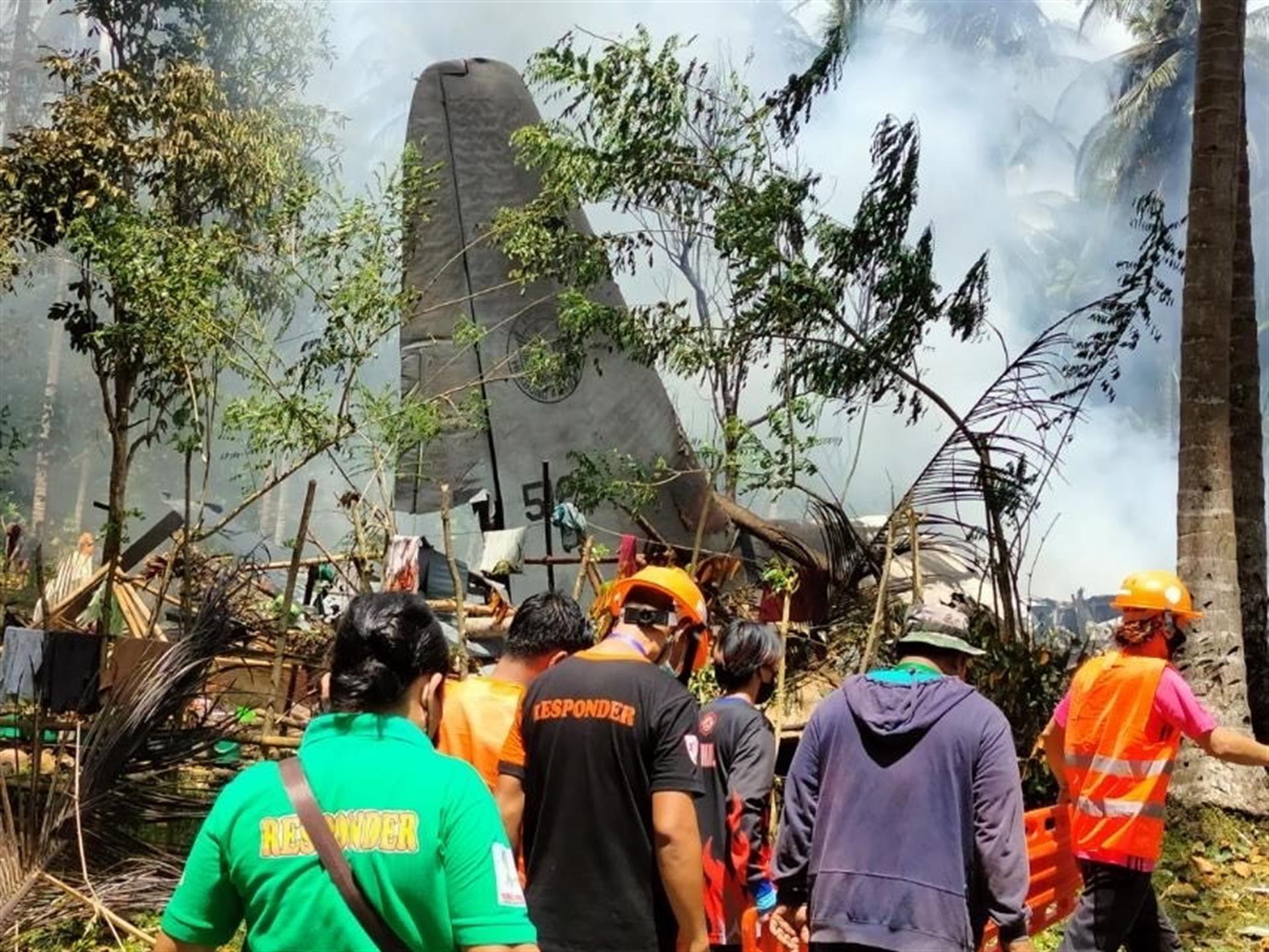 El número de víctimas por el accidente del avión militar en Filipinas sube a 52