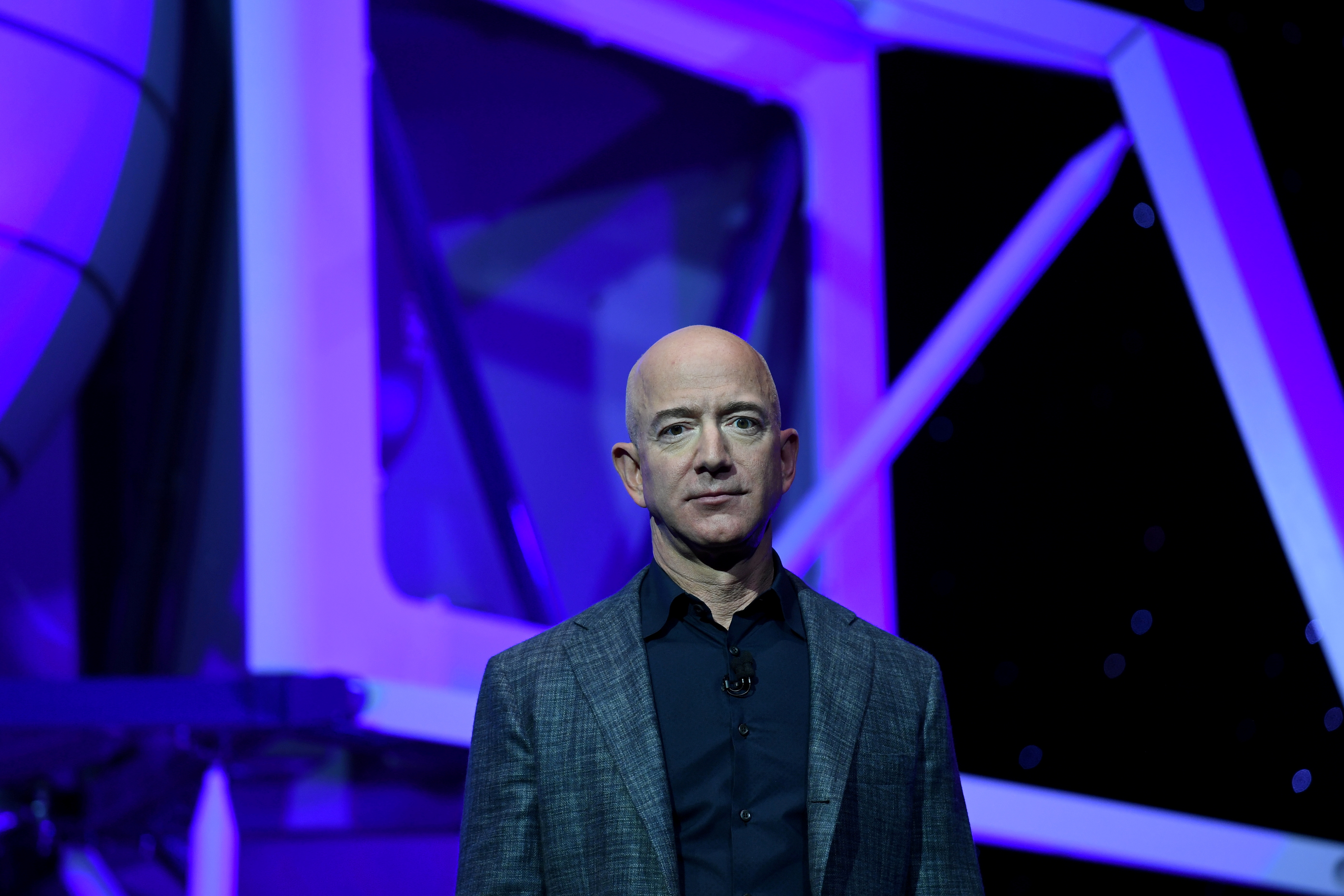 Jeff Bezos deja el mando operativo de Amazon, pero también una sólida herencia