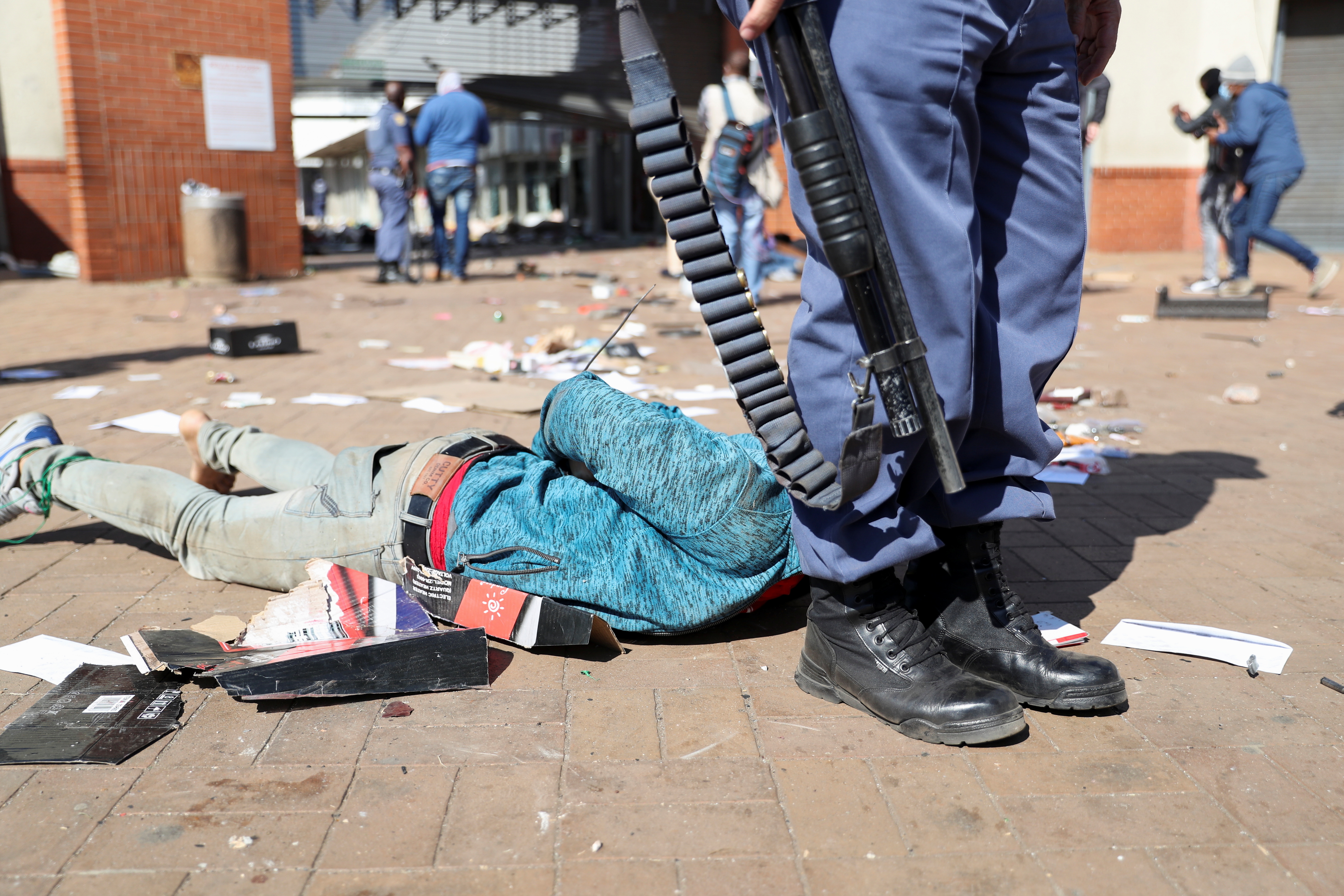 Sudáfrica despliega al ejército en dos provincias para frenar violencia