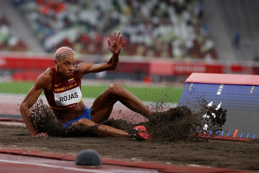 EN VIDEO: El salto de Yulimar Rojas que la dejó a un escalón del oro olímpico para Venezuela