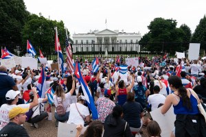 ¡Al grito de libertad! Cientos de cubanos protestaron frente a la Casa Blanca (FOTOS)