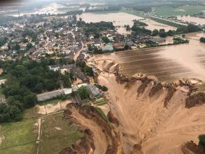 Un enorme deslizamiento de tierra por las inundaciones en Alemania deja varios muertos (fotos)