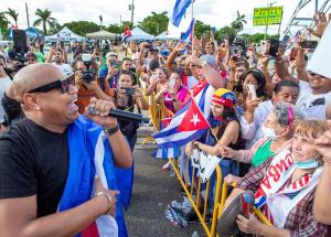 Cubanos en Miami interrumpen concierto en apoyo a las protestas en la isla y piden medidas concretas de EEUU frente a Cuba