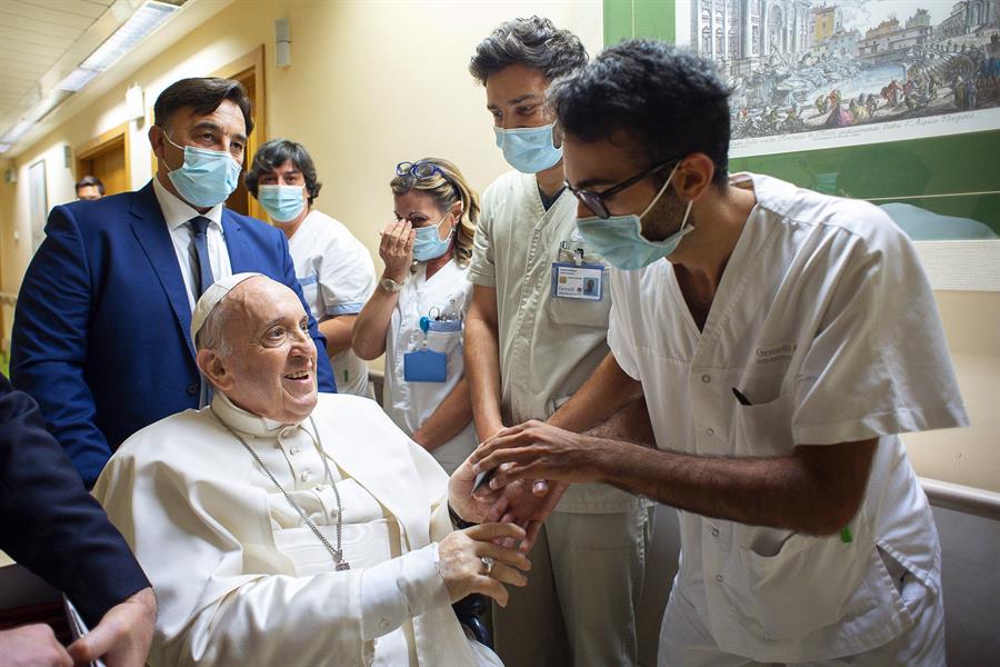 El papa Francisco sigue su rehabilitación y volverá al Vaticano “lo antes posible”