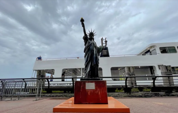 Una pequeña Estatua de la Libertad se suma a su “hermana” en Nueva York
