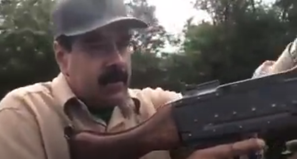 “Daremos 20 mil de éstas a los barrios”: El día que Maduro confesó armar a la delincuencia (VIDEO)